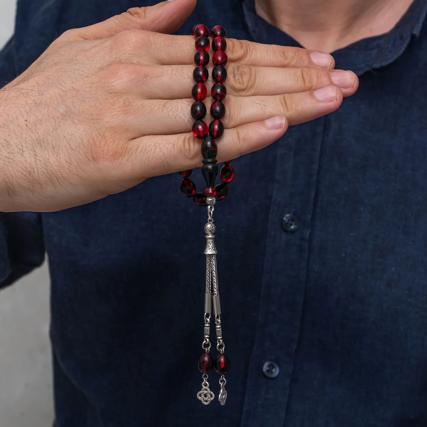 Metal Püsküllü Bordo Siyah Sıkma Kehribar Tesbih görsel 3