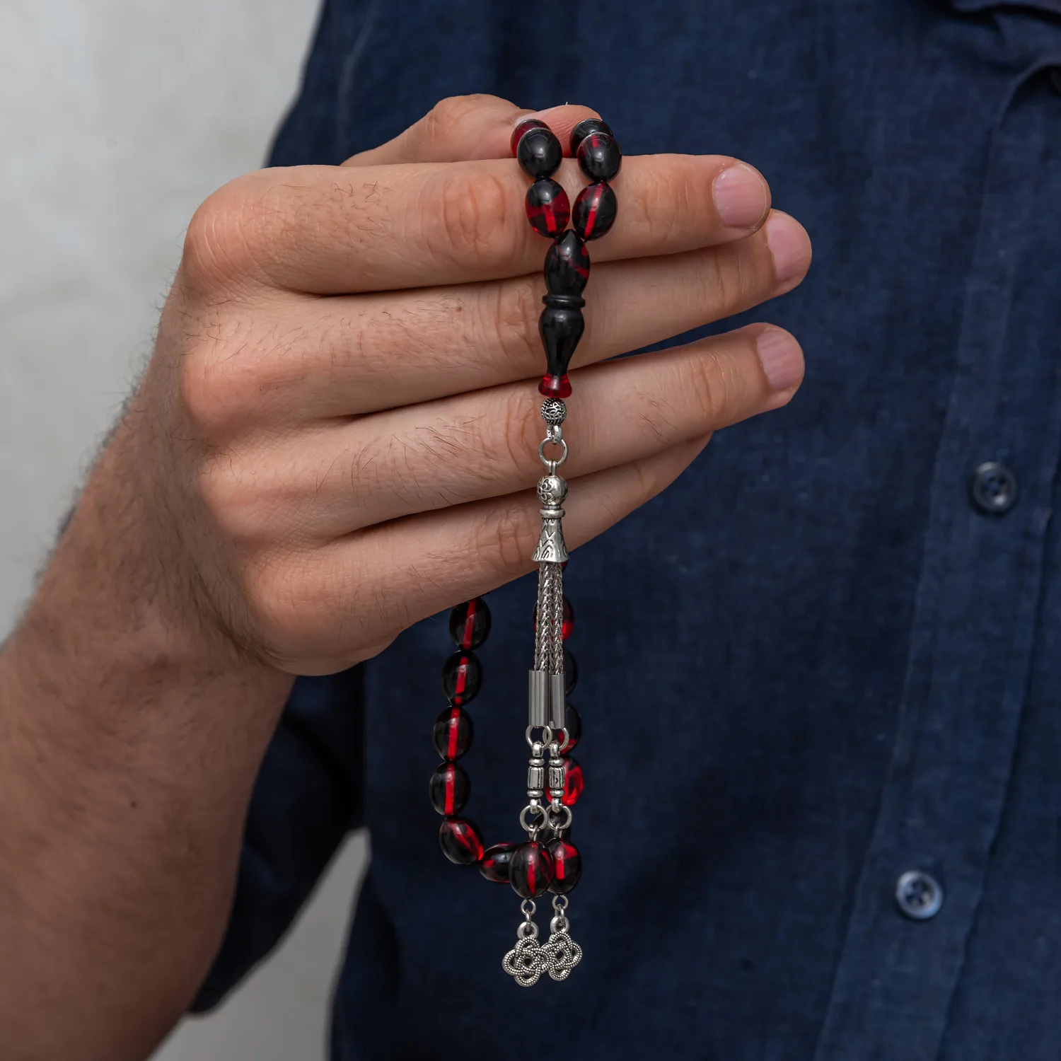 Metal Püsküllü Bordo Siyah Sıkma Kehribar Tesbih görsel 4
