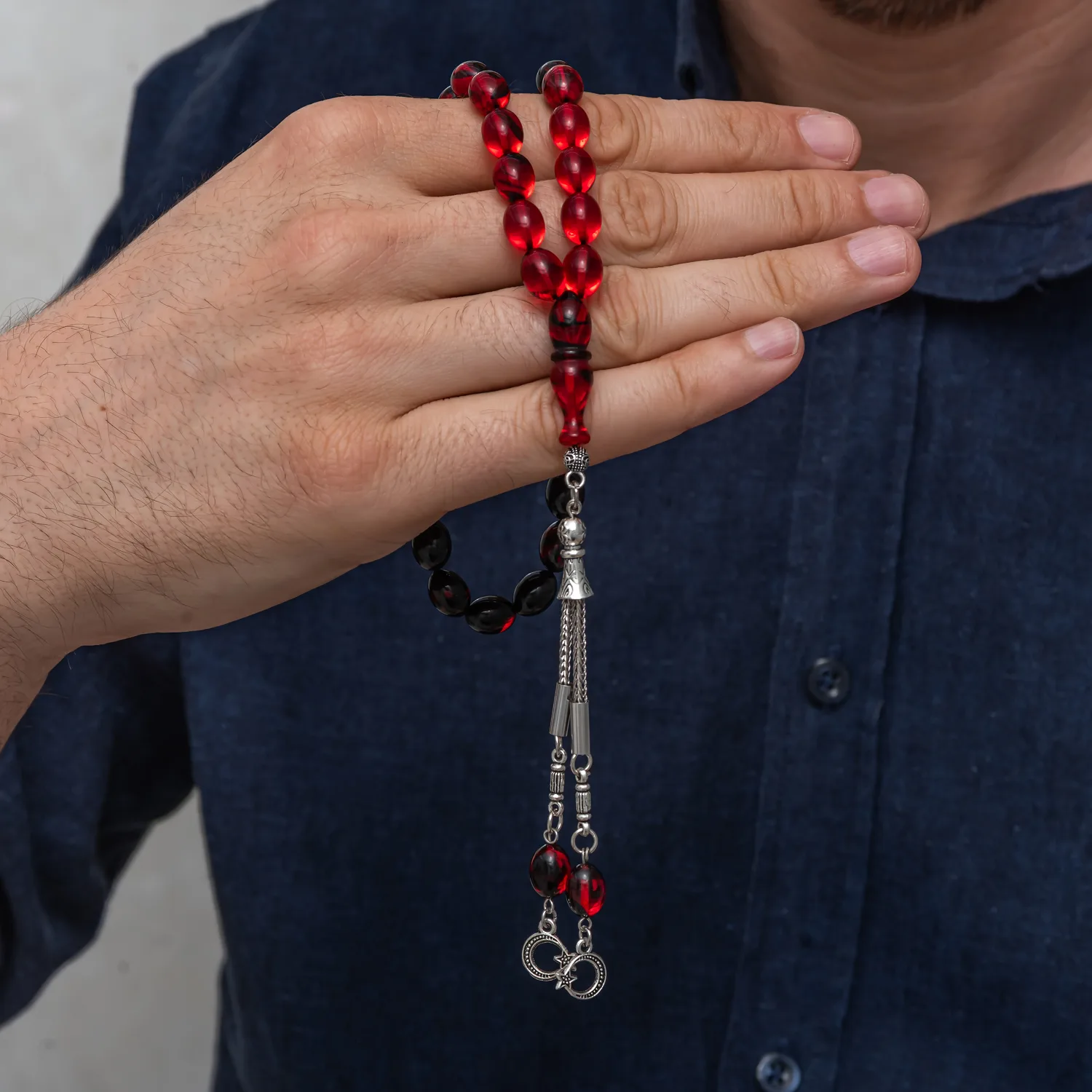 Metal Püsküllü Kırmızı Siyah Sıkma Kehribar Tesbih görsel 2