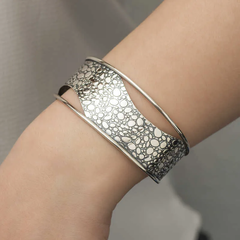 Gümüş Eskitme Desenli Bayan Bilezik görsel 3