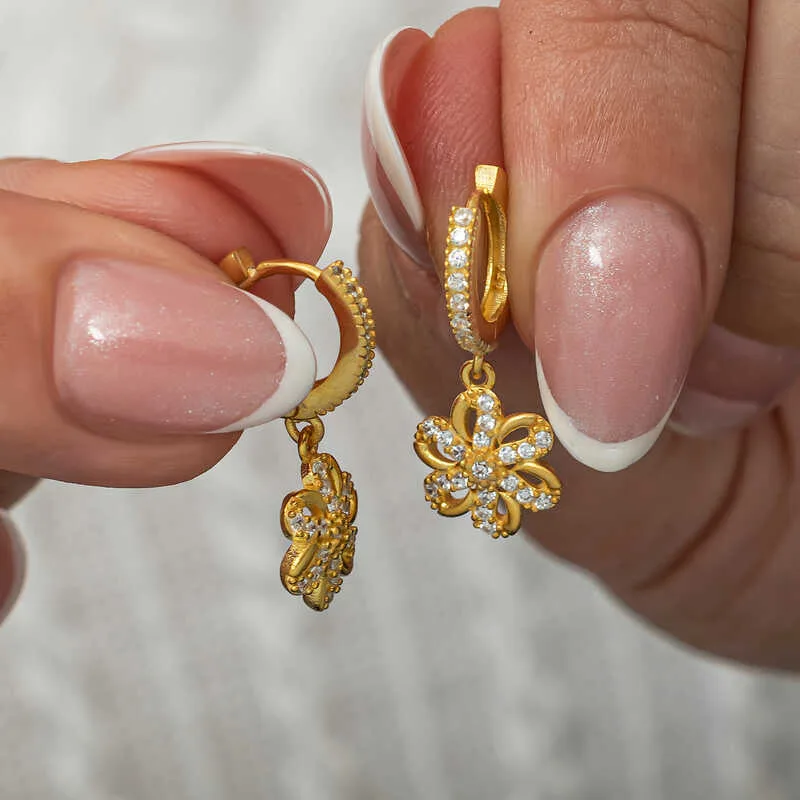 Gümüş Sallantılı Gold Çiçek Kadın Küpe görsel 3