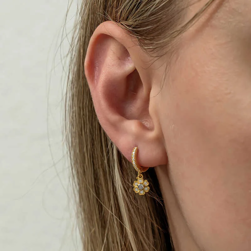 Gümüş Sallantılı Gold Minimal Çiçek Kadın Küpe görsel 4