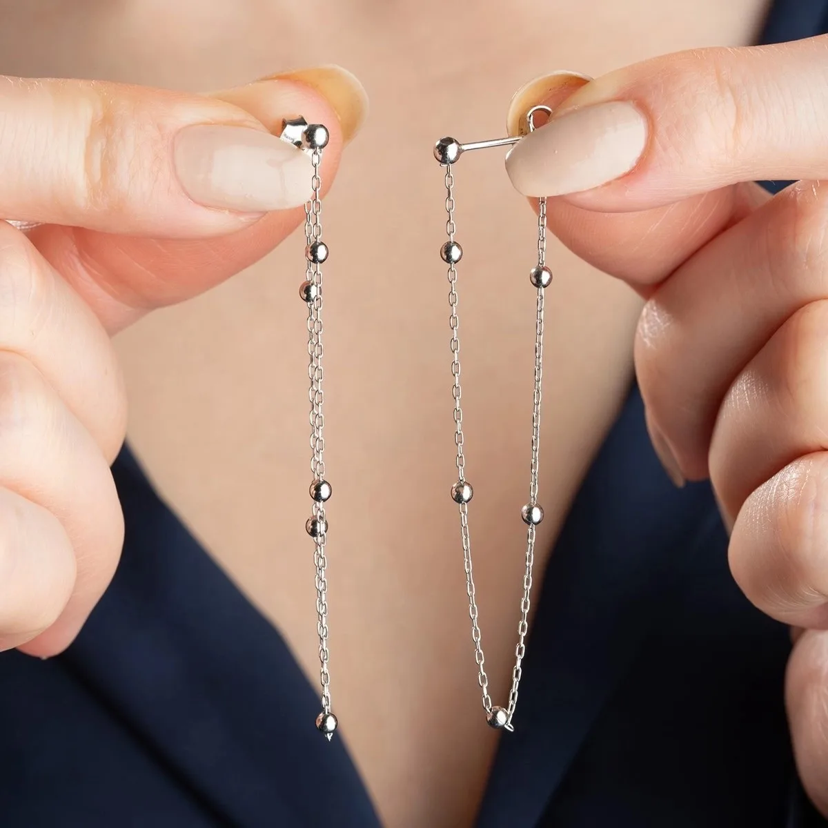 Gümüş Çift Zincirli Top Detaylı Kadın Küpe görsel 1