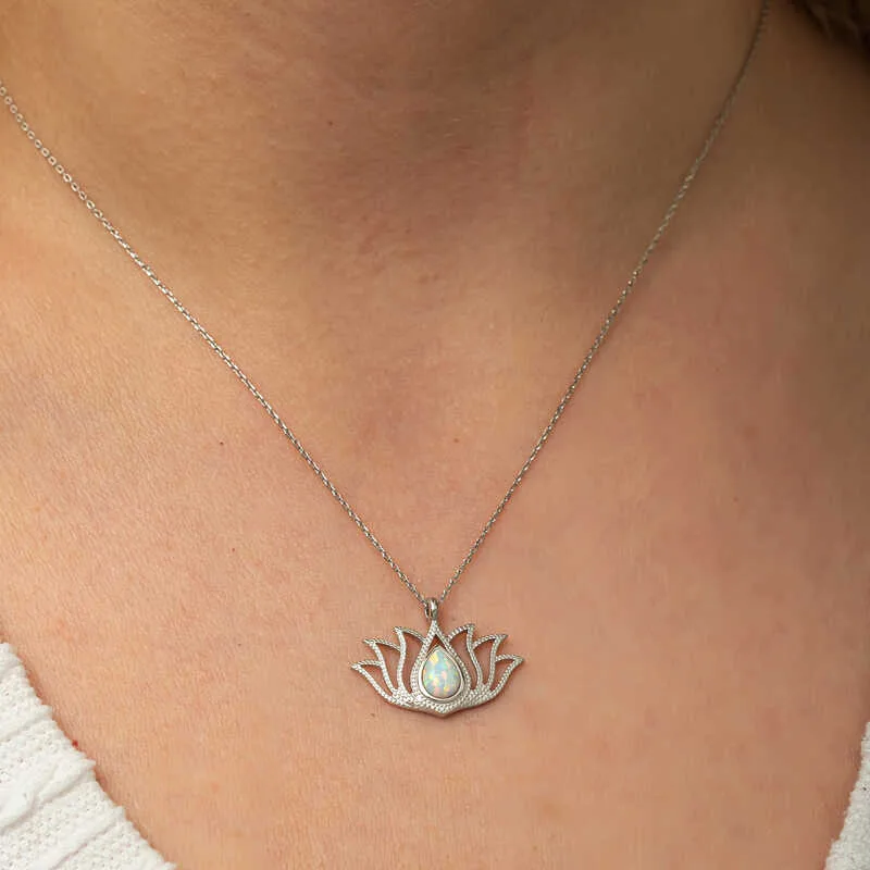 Gümüş Beyaz Opal Taşlı Lotus Kadın Kolye görsel 3