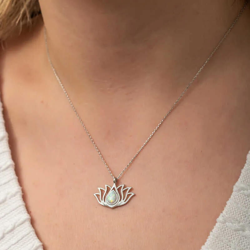 Gümüş Beyaz Opal Taşlı Lotus Kadın Kolye görsel 6